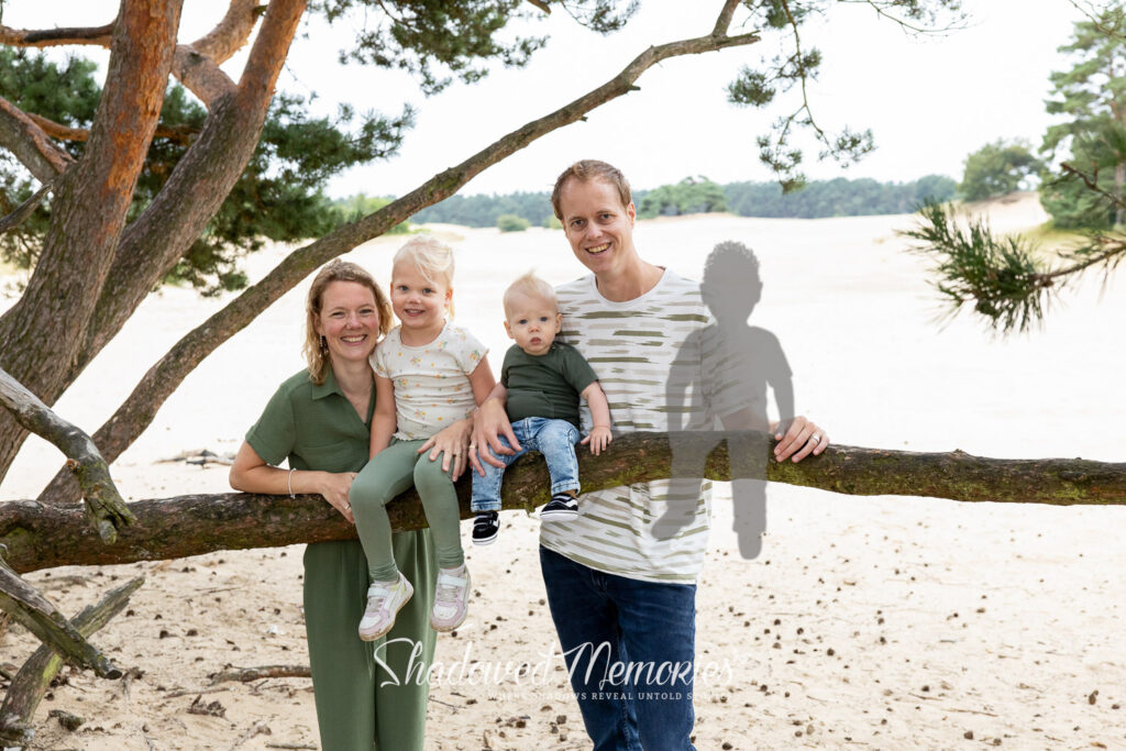 Frequently asked questions Shadowed Memories family photo with lost baby Miscarriage or stillbirth family photo changes by Dasja Dijkstra from the Netherlands Schaduwfoto